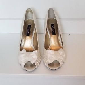 Nina Forbes peep toe pump